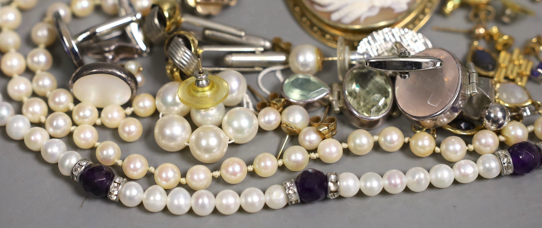 Sundry jewellery including a gilt white metal and gem set bracelet, a quartz set pendant, a 9ct gold charm, a cultured pearl and amethyst necklace, mounted cameo shell brooch and assorted cultured pearl ear studs etc.